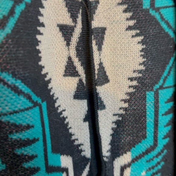 Women's Aztec Patterned Plus Cardigan - Picture 4 of 7